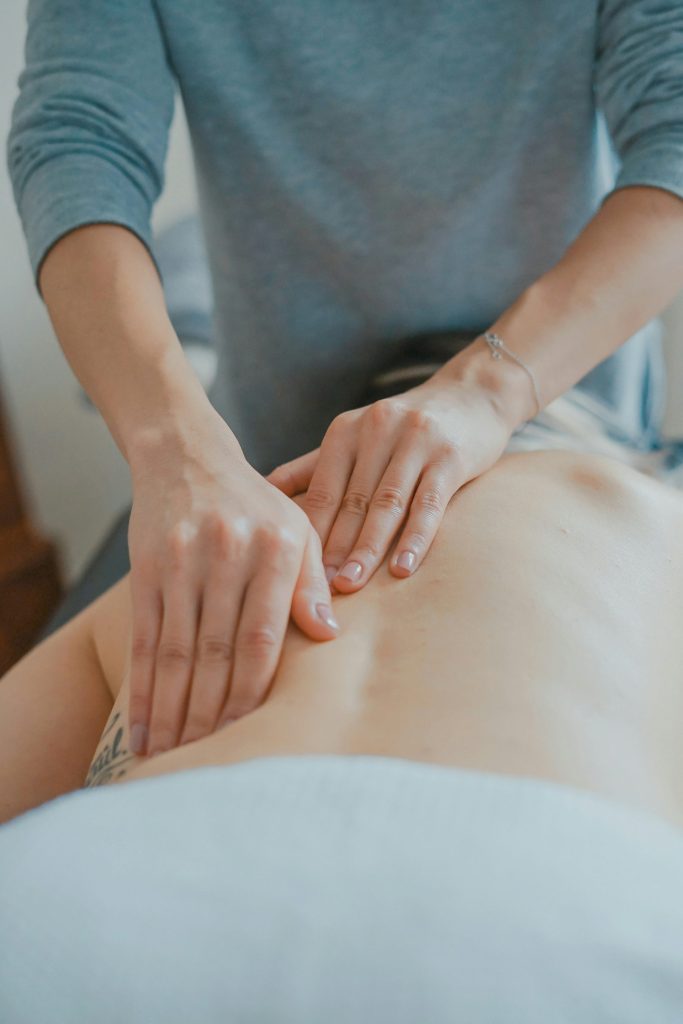 hombre masajeando el cuerpo de una mujer